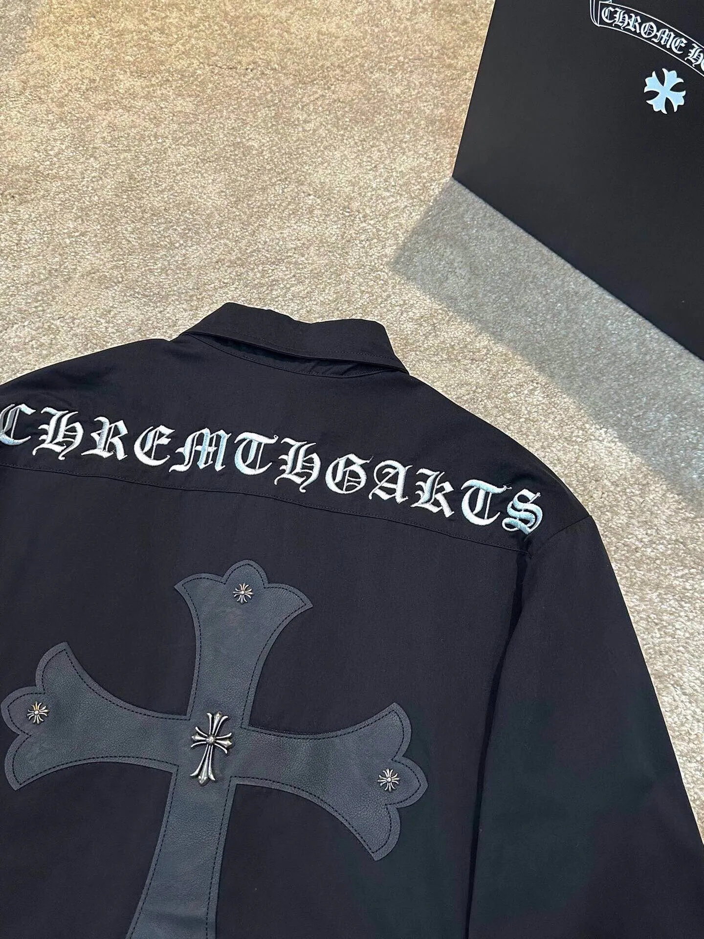 P430 Chrome Hearts leather cross leather embroidery shirt jacket! OS version can be worn by both men and women! The fabric is made of twill gauze cotton fabric! The texture is clear and smooth, not easy to wrinkle or fade! The embroidery process is complex and repetitive, and the requirements for the embroidery machine are very strict. The distance is always 45 centimeters! It won’t work if the spacing is too big, and it won’t work if it’s too small! The hardware is all carved and cast. This piece of clothing consumes a lot of material. More than 3 meters of material is used for one piece of clothing! After the garment is made, it needs to be fixed at high temperature, washed at a water temperature of more than 70 degrees, and softened by adding softener to make the upper body softer and smoother!   Color: black white Size: m-3xl Style number: 5856